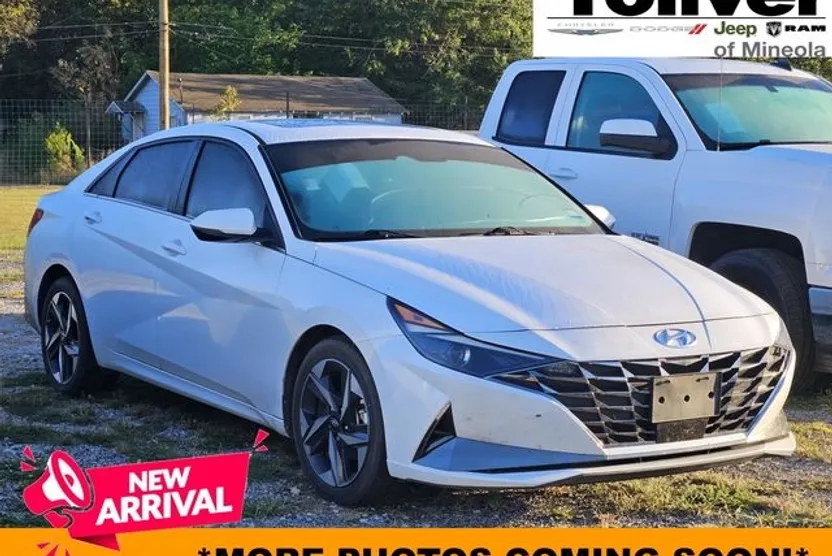 2022 Hyundai Elantra SEL photo 1