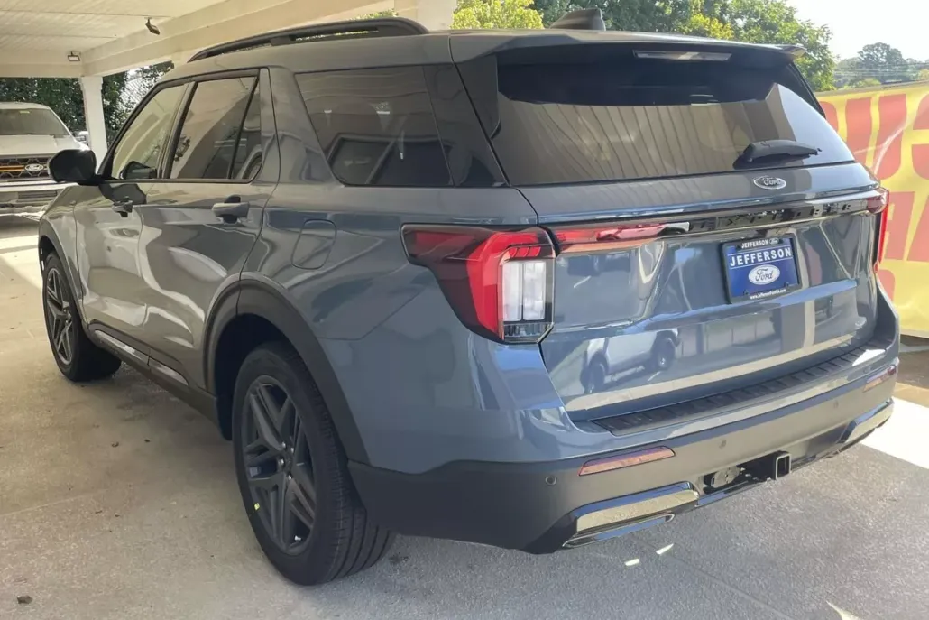 2025 Ford Explorer ST-Line photo 1