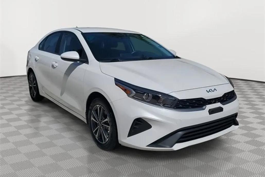 2024 Kia Forte LXS photo 1