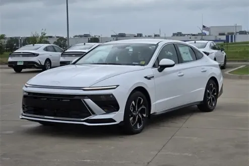 2025 Hyundai Sonata SEL photo 3