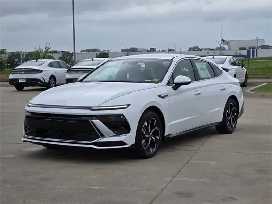 2025 Hyundai Sonata SEL photo 3
