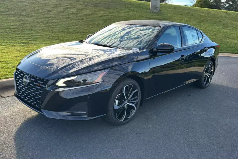 2025 Nissan Altima SR photo 1