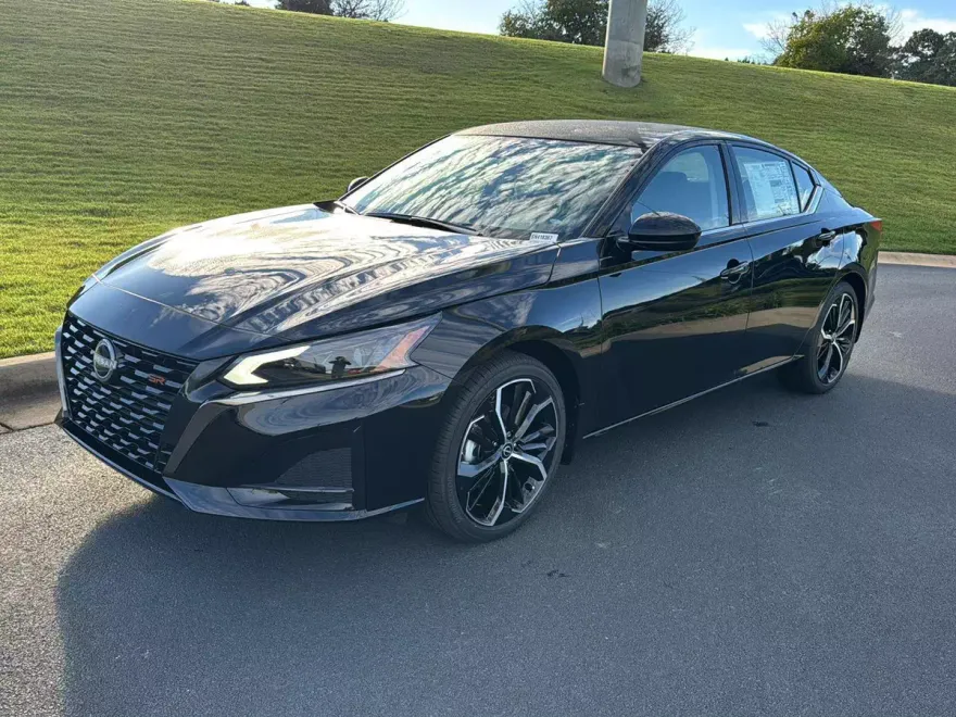 2025 Nissan Altima SR photo 1