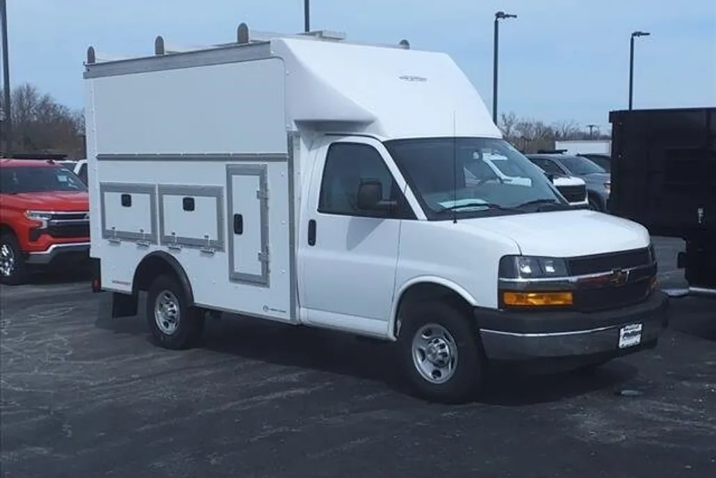 2025 Chevrolet Express 3500 Cutaway Van photo 1