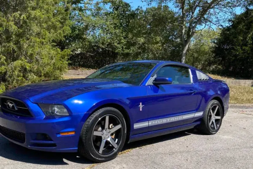 2013 Ford Mustang V6 photo 1