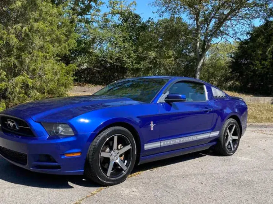 2013 Ford Mustang V6 photo 1
