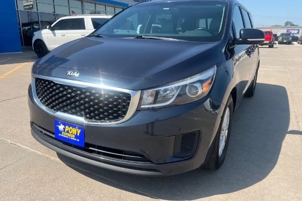 2017 Kia Sedona LX photo 1