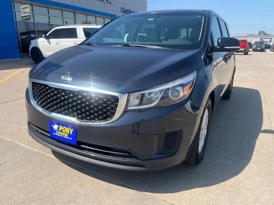 2017 Kia Sedona LX photo 1