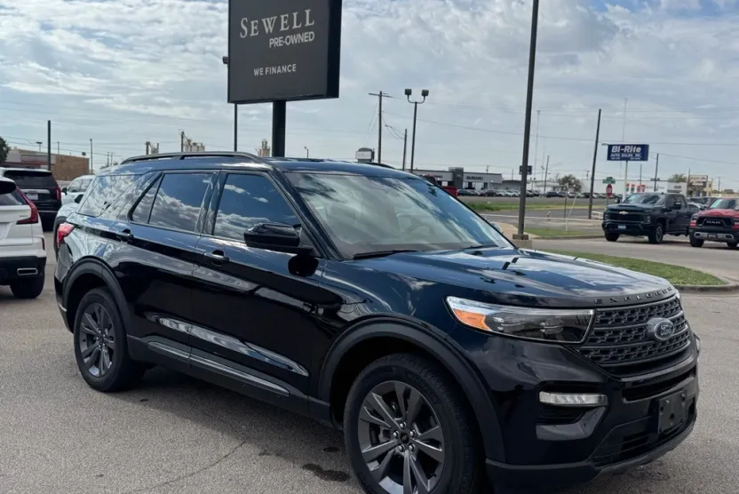 2024 Ford Explorer XLT photo 1