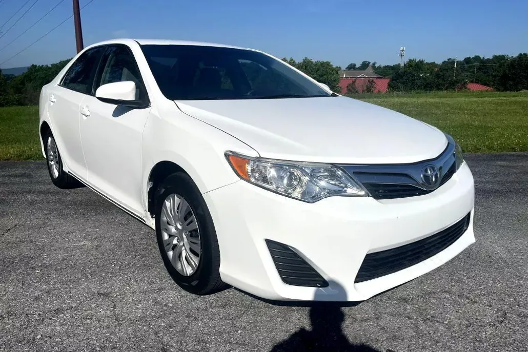2013 Toyota Camry LE photo 1