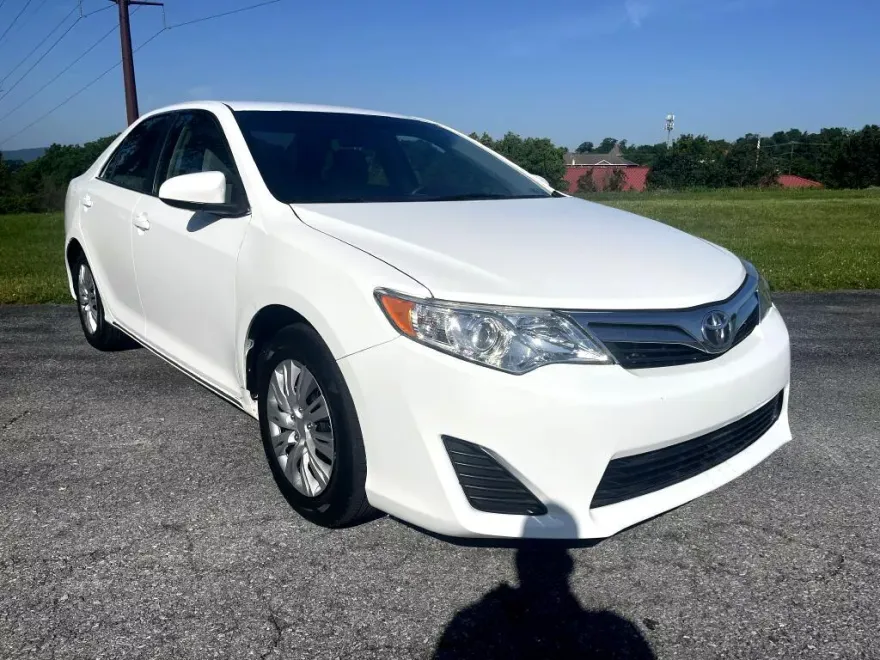 2013 Toyota Camry LE photo 1