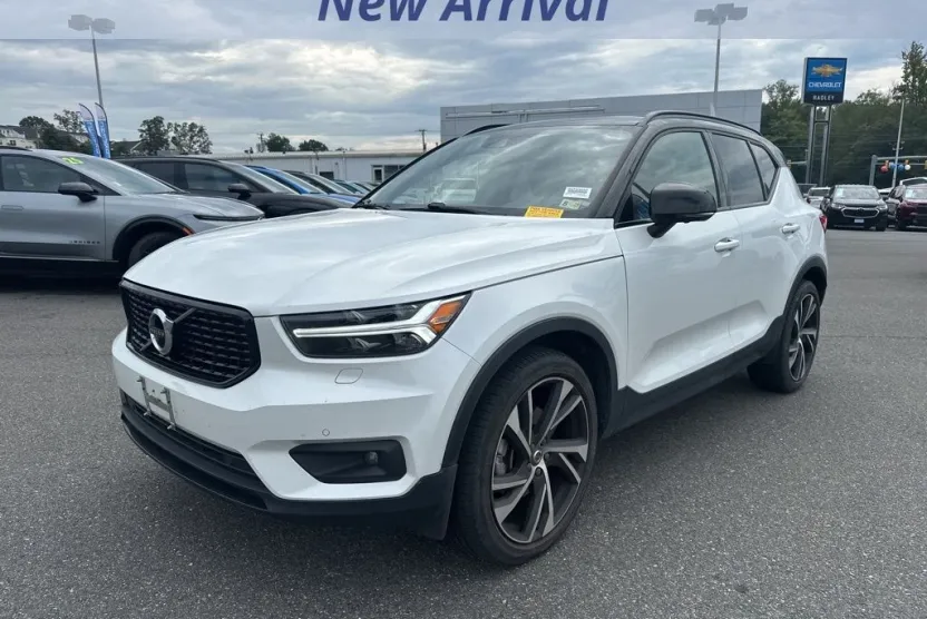 2020 Volvo XC40 R-Design photo 1