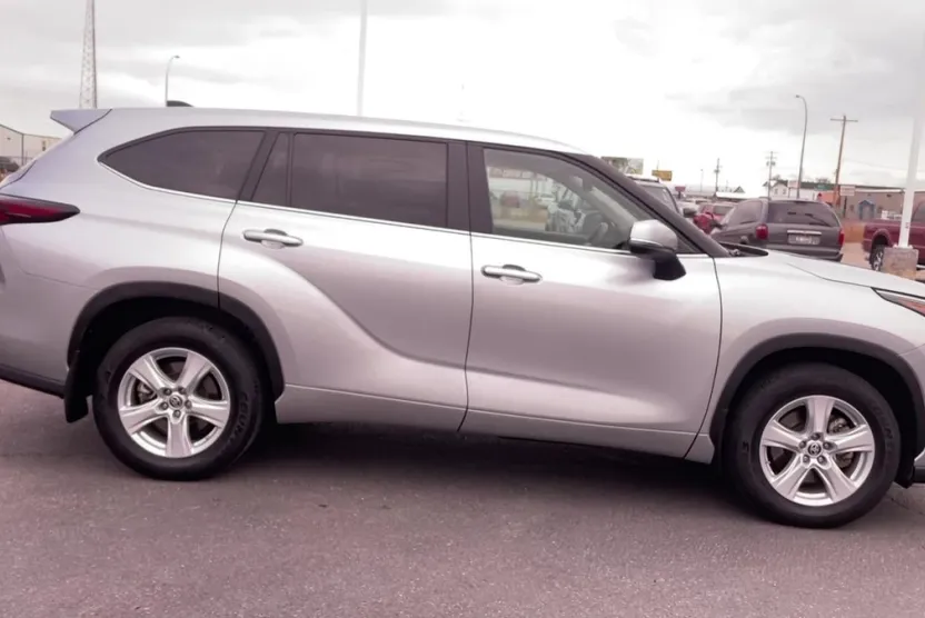2024 Toyota Highlander LE photo 1