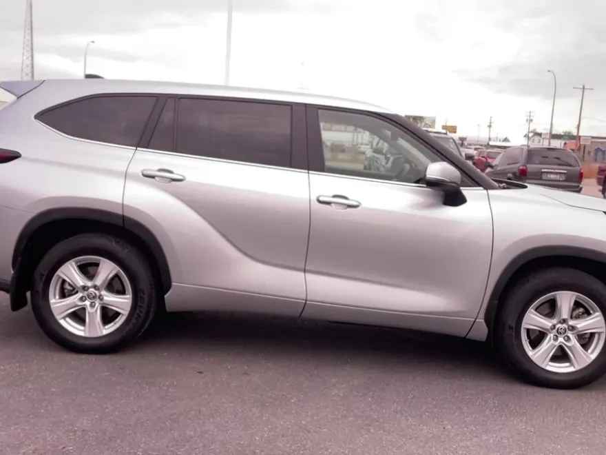 2024 Toyota Highlander LE photo 1