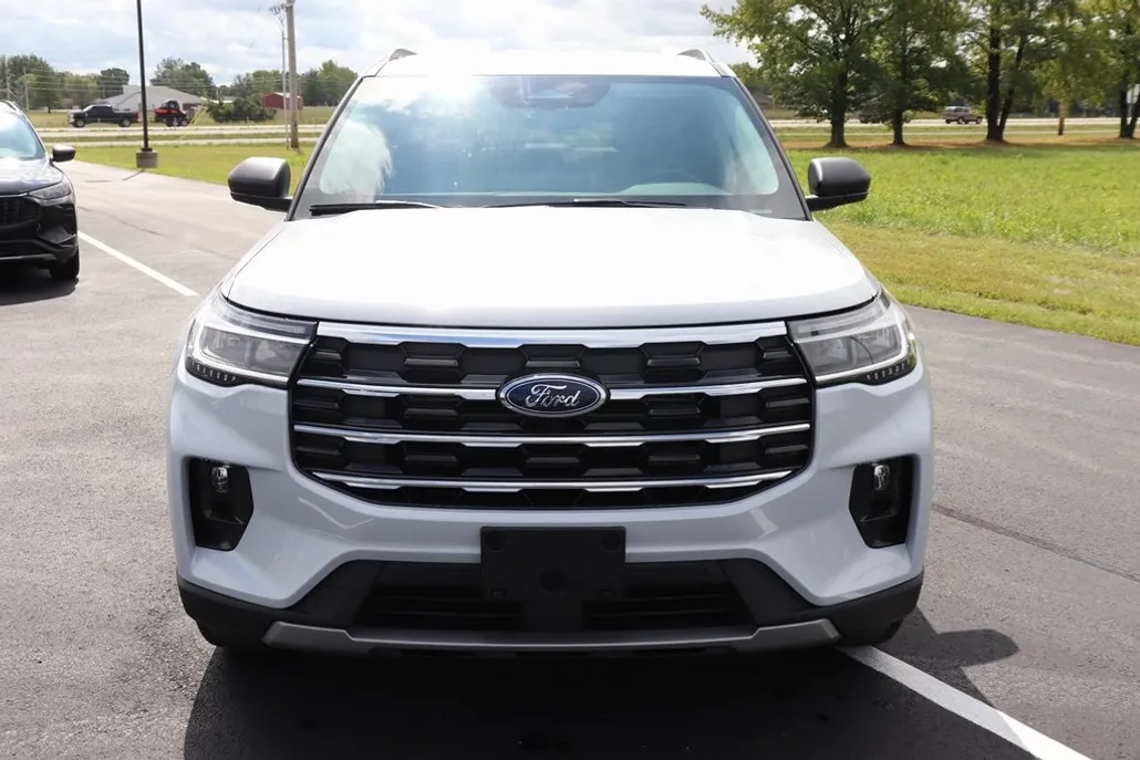 2025 Ford Explorer photo 1
