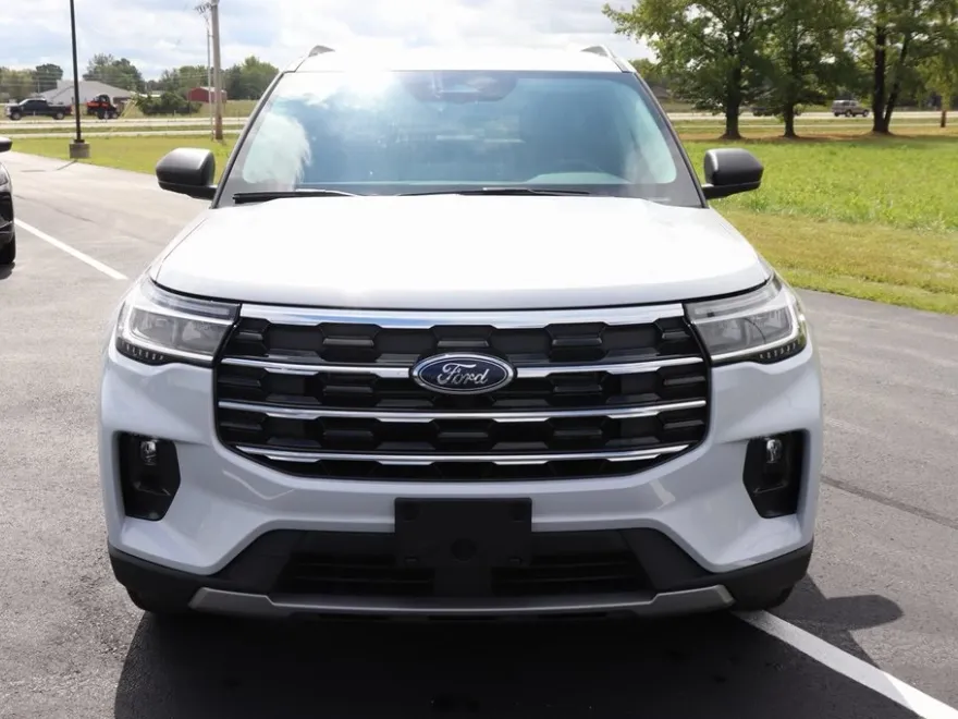 2025 Ford Explorer photo 1