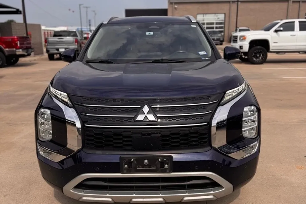 2022 Mitsubishi Outlander SEL photo 1