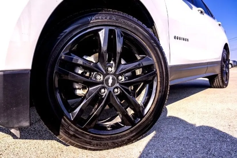 2020 Chevrolet Equinox LT photo 1