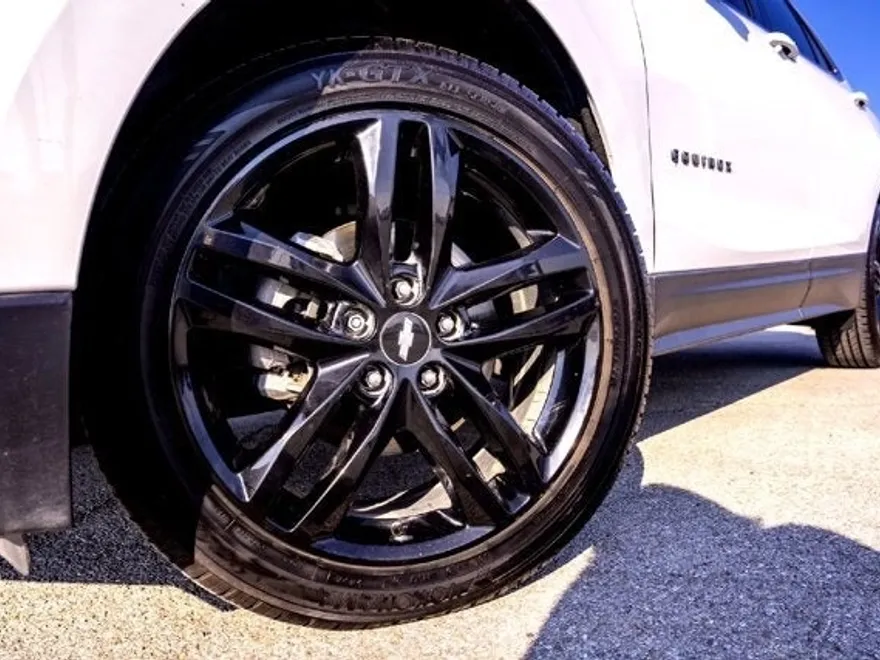 2020 Chevrolet Equinox LT photo 1
