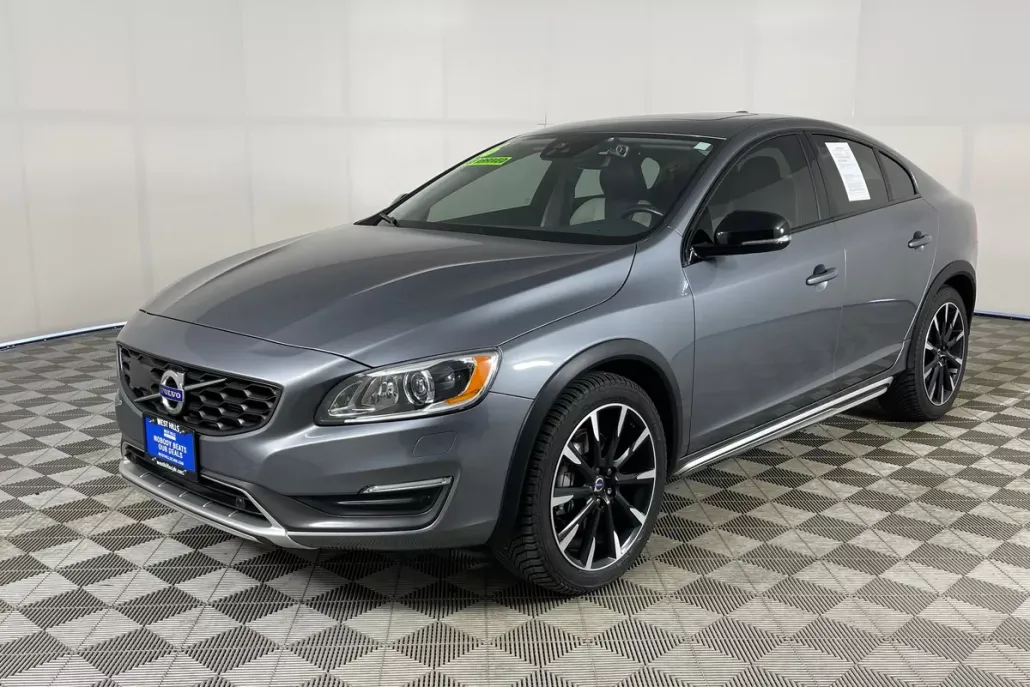 2016 Volvo S60 Cross Country T5 Platinum photo 1