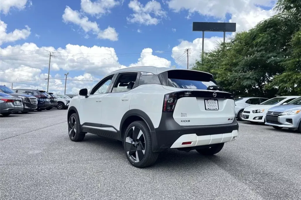 2025 Nissan Kicks SR photo 1