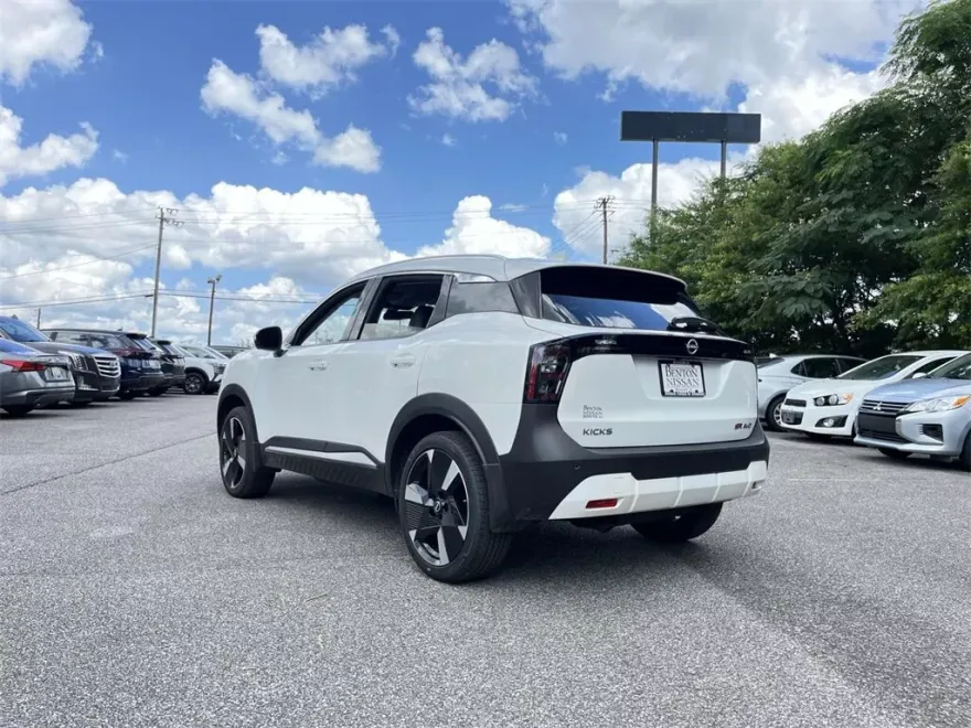2025 Nissan Kicks SR photo 1