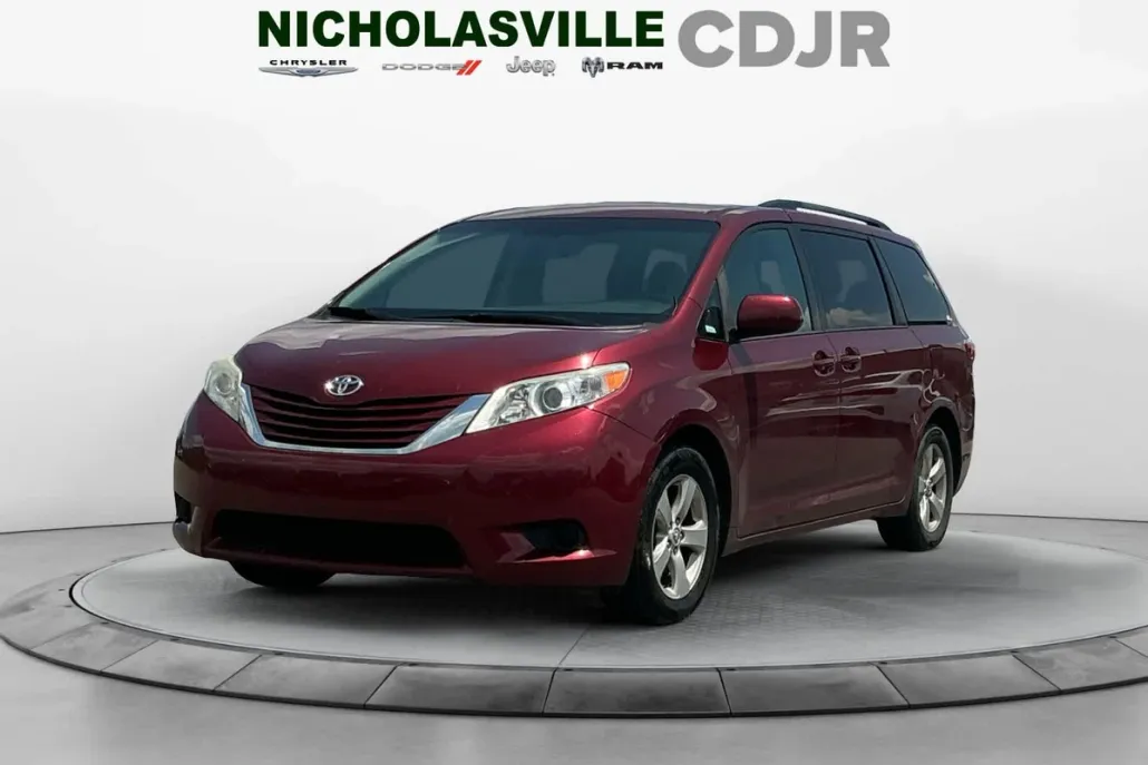 2017 Toyota Sienna LE photo 1