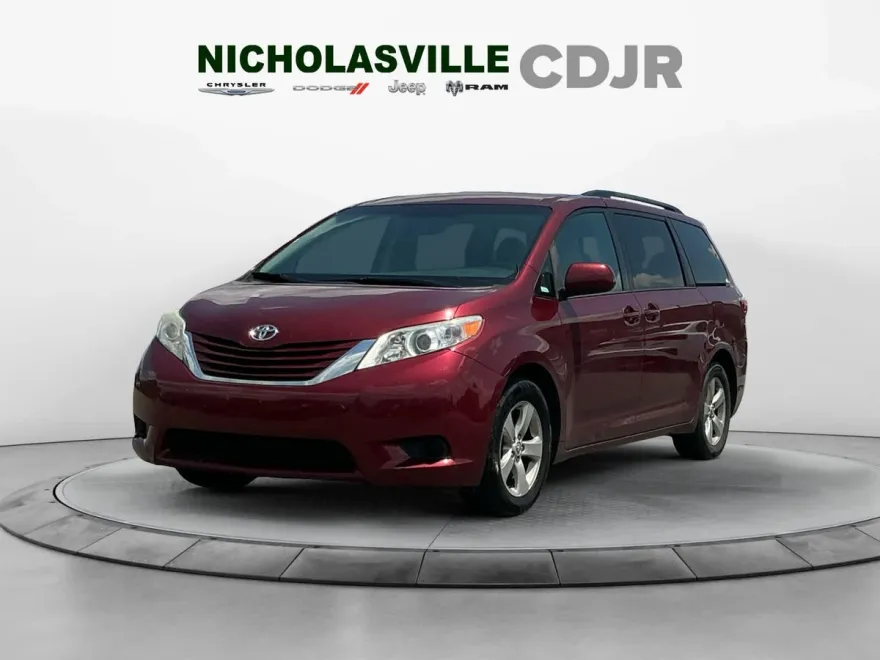 2017 Toyota Sienna LE photo 1