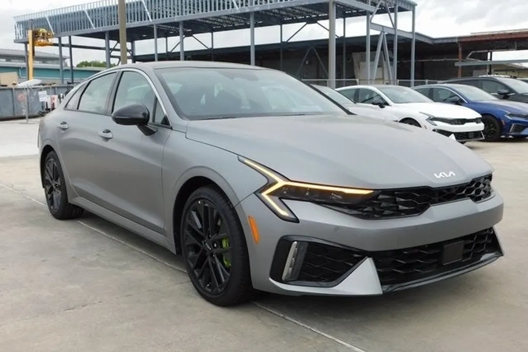 2025 Kia K5 GT photo 1