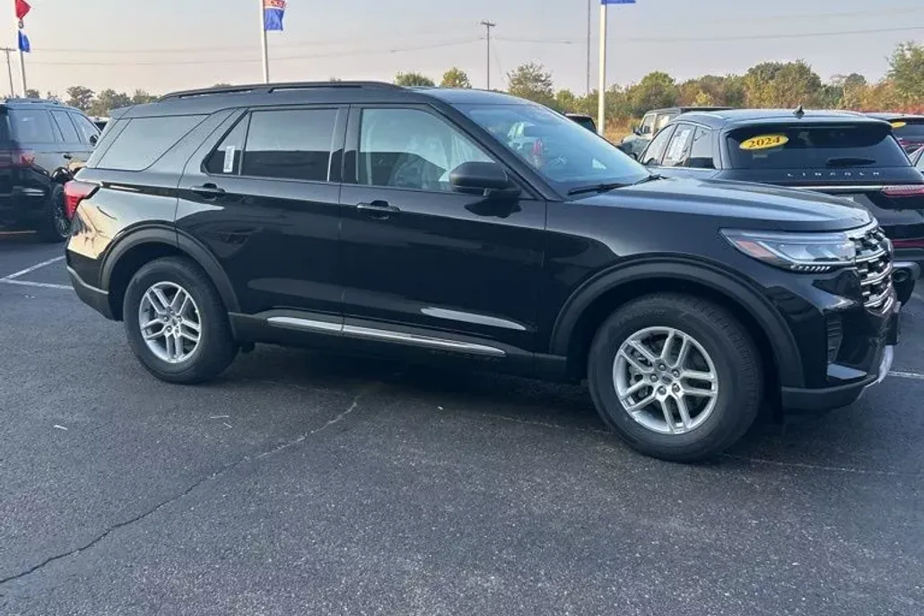 2025 Ford Explorer photo 1