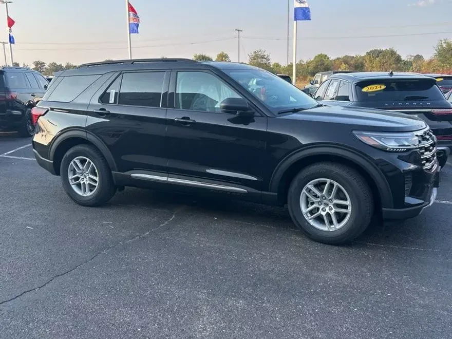 2025 Ford Explorer photo 1