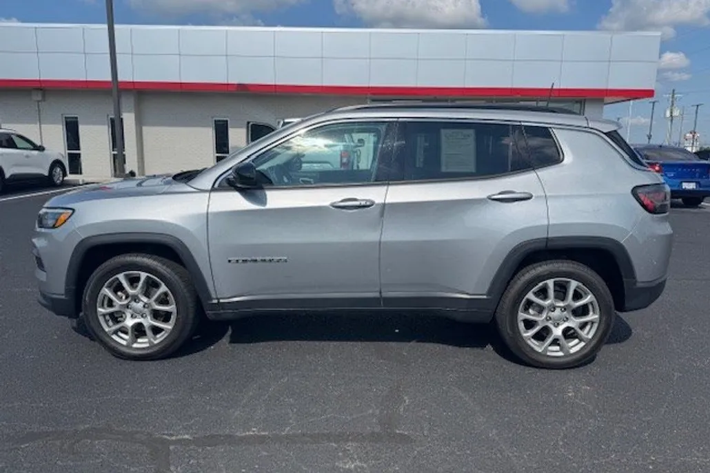 2022 Jeep Compass Latitude Lux photo 1