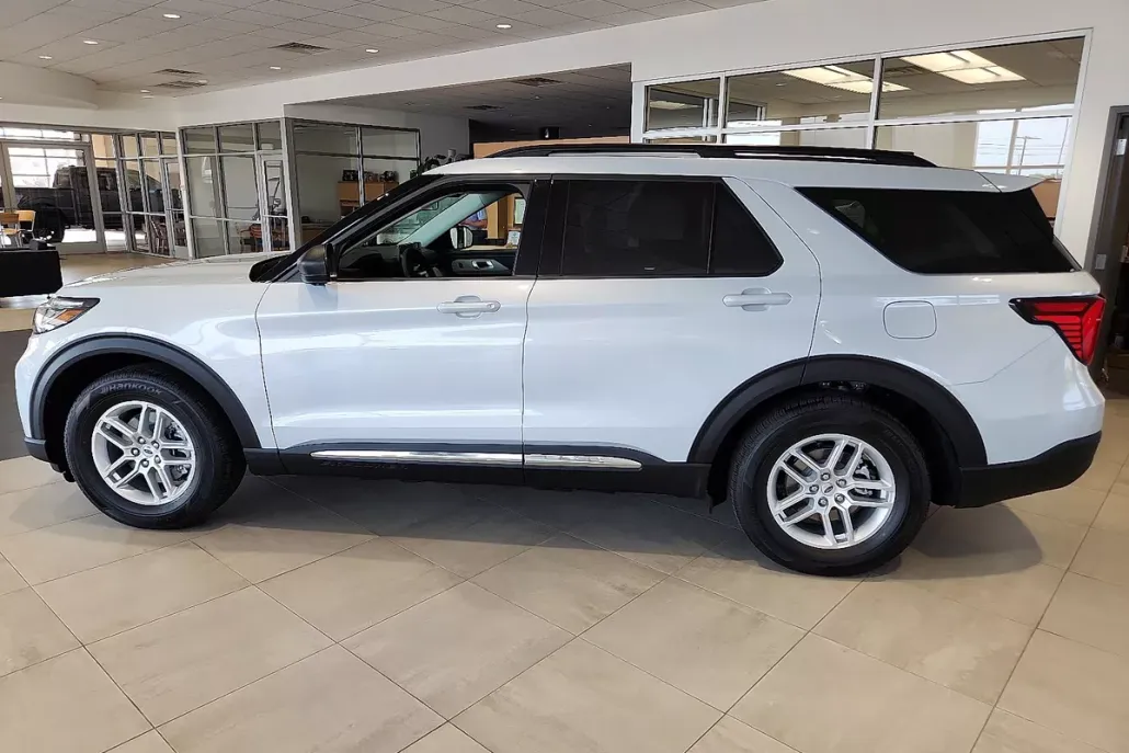 2025 Ford Explorer photo 1