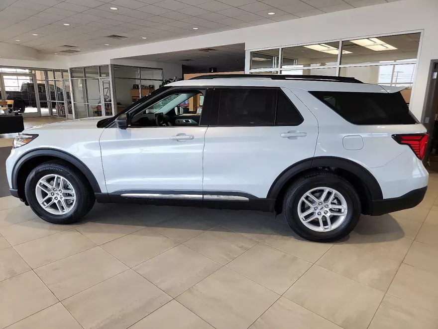 2025 Ford Explorer photo 1
