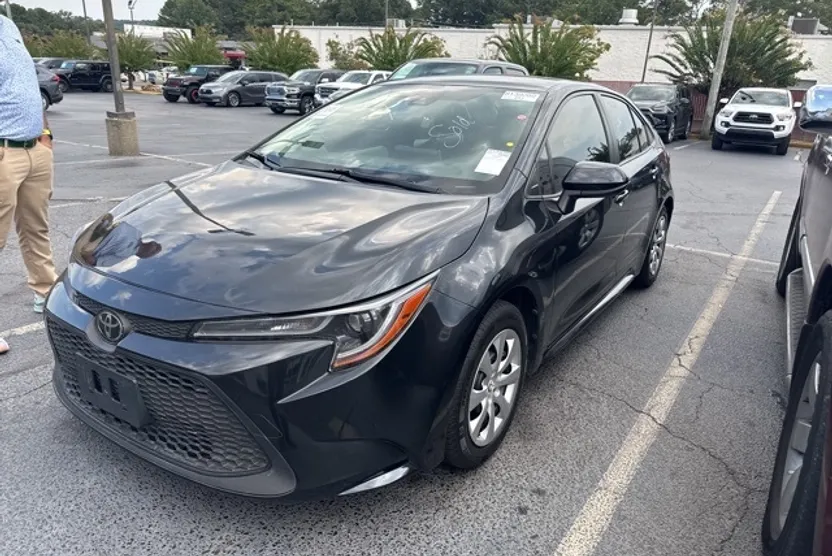 2020 Toyota Corolla LE photo 1