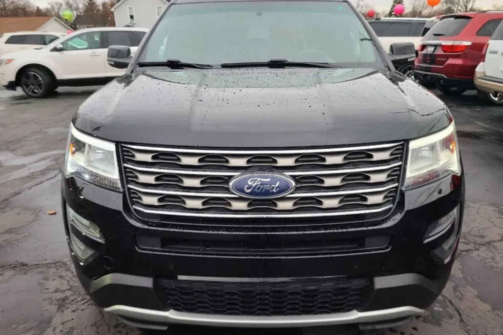 2016 Ford Explorer XLT photo 1