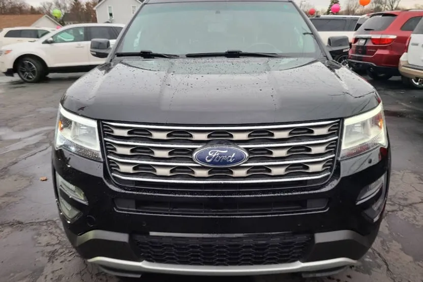 2016 Ford Explorer XLT photo 1