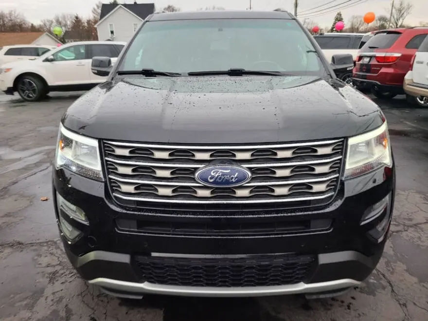 2016 Ford Explorer XLT photo 1