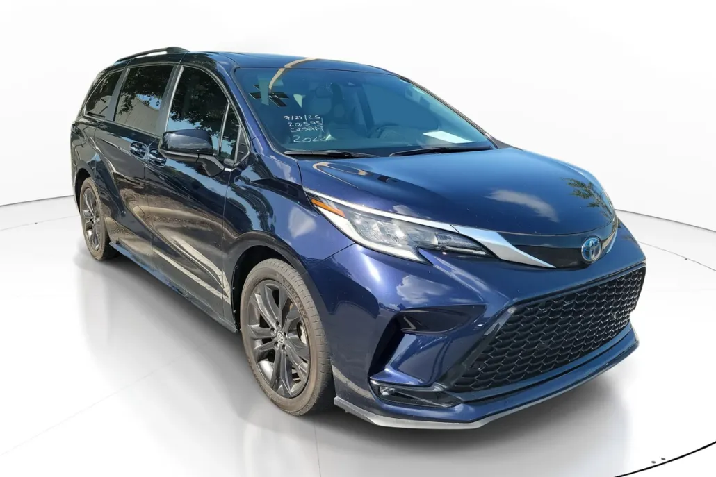 2023 Toyota Sienna XSE photo 1