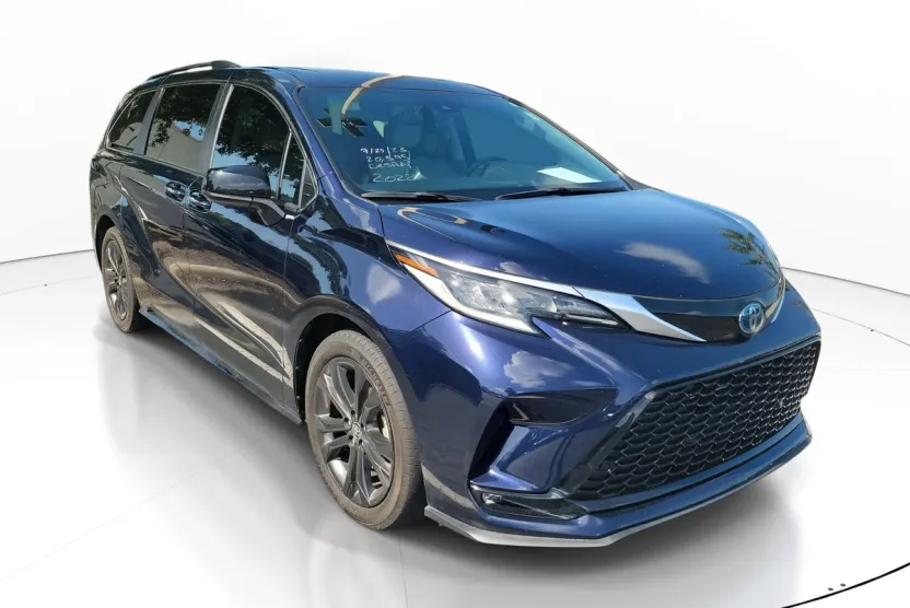 2023 Toyota Sienna XSE photo 1