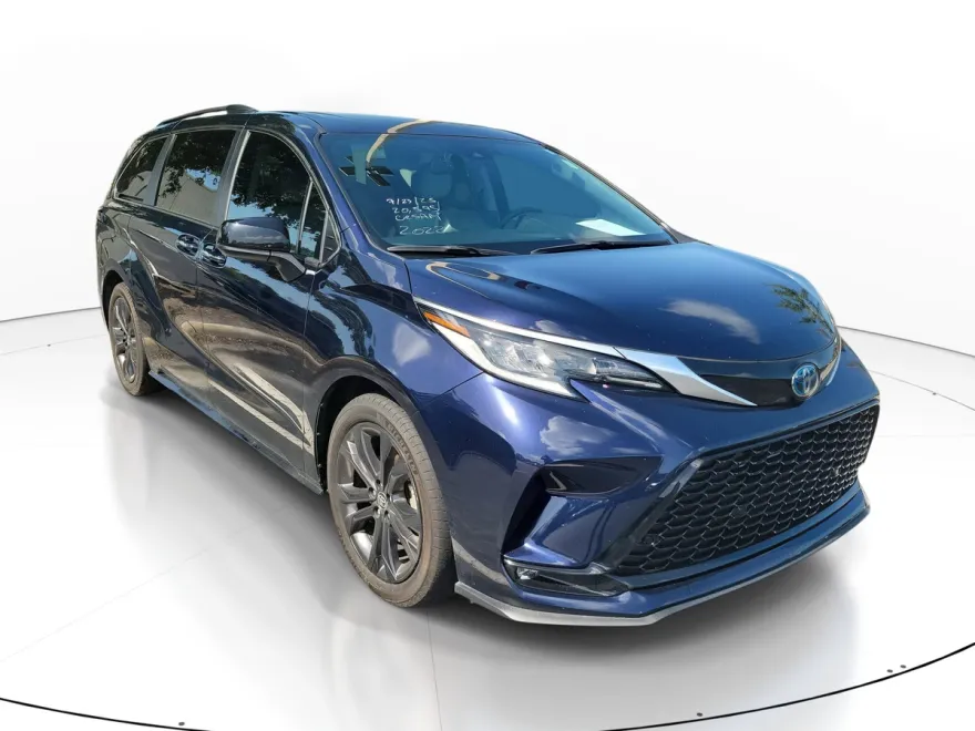 2023 Toyota Sienna XSE photo 1