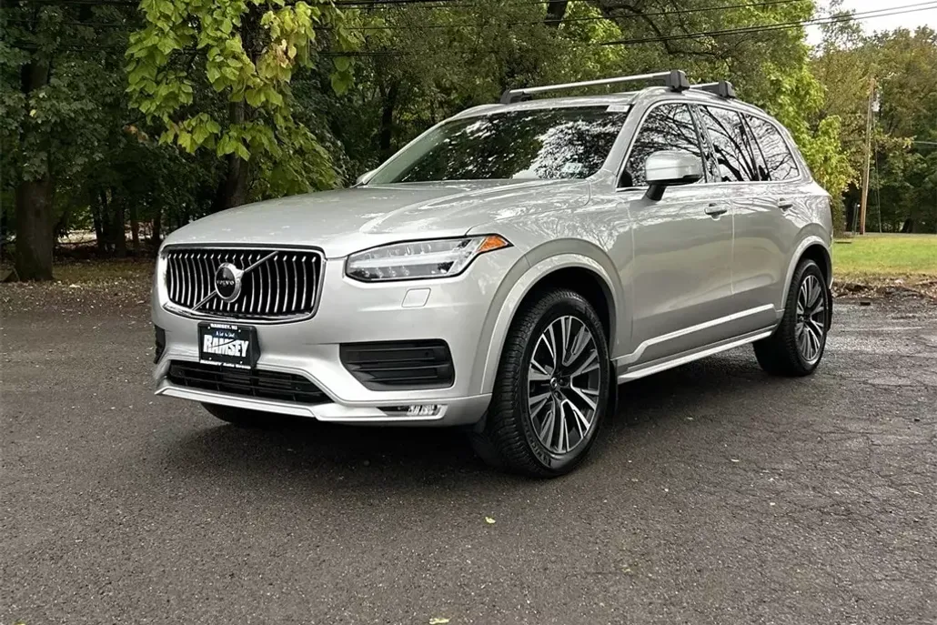 2022 Volvo XC90 T5 AWD Momentum photo 1
