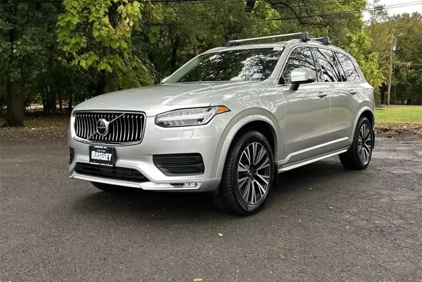 2022 Volvo XC90 T5 AWD Momentum photo 1