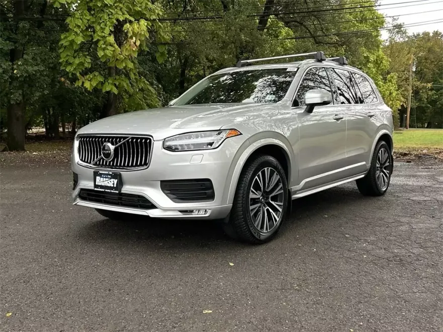 2022 Volvo XC90 T5 AWD Momentum photo 1