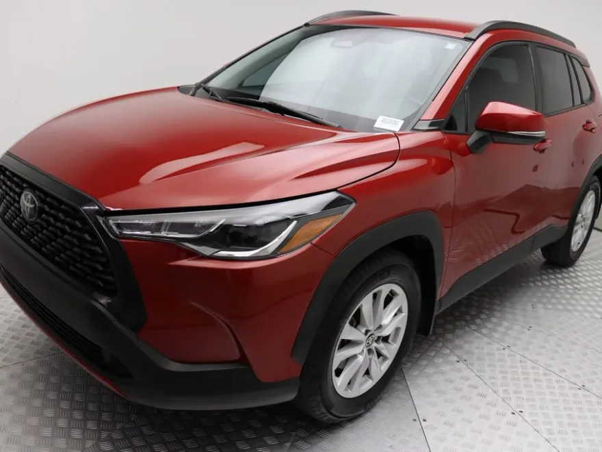 2023 Toyota Corolla Cross LE photo 1
