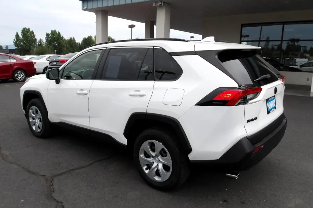 2019 Toyota RAV4 LE photo 1