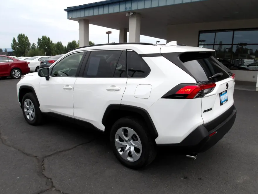 2019 Toyota RAV4 LE photo 1