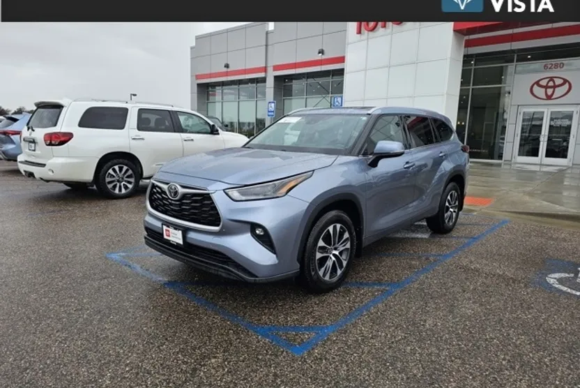 2022 Toyota Highlander XLE photo 1