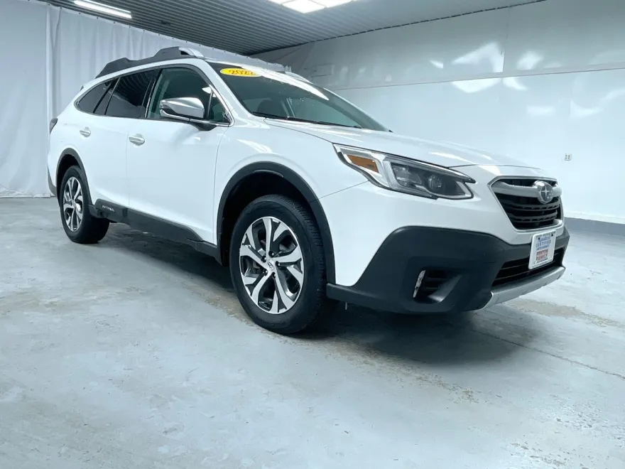2022 Subaru Outback Touring photo 1
