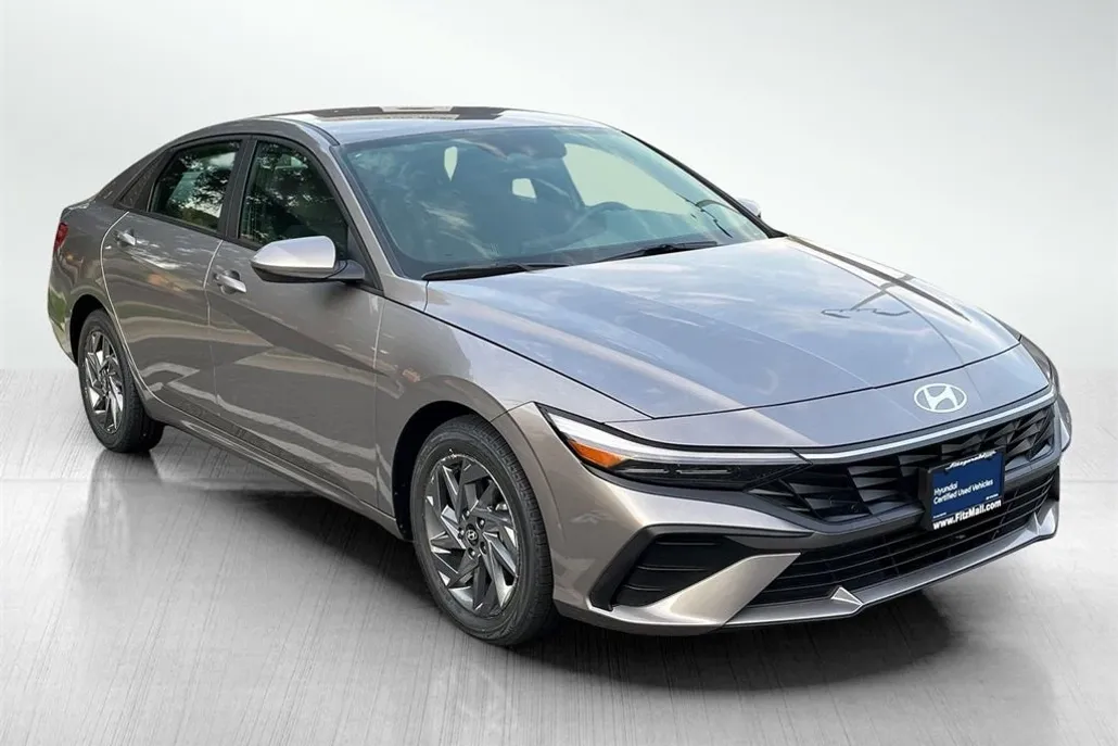 2024 Hyundai Elantra SEL photo 1
